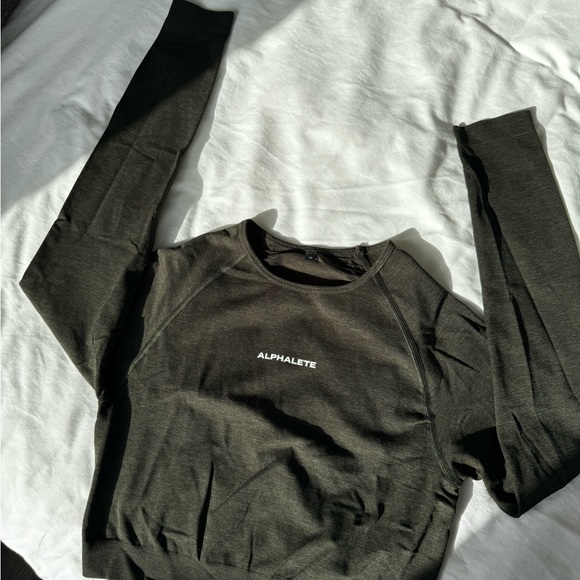 ALPHALETE AMPLIFY LONGSLEEVE CROP TOP-CHARCOAL GREEN-SIZE M - Picture 3 of 4